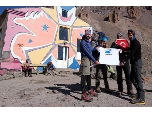 Van Gölü İçin Gürcistan Kazbek Dağı’na Tırmandılar