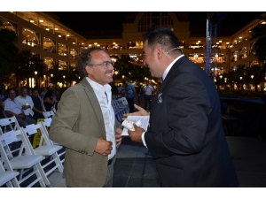 İzmir’deki Film Festivalinin Ödül Töreninde Ünlüler Geçidi