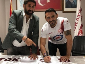 Yöneticisi Olduğu Kulüple Futbolcu Olarak İmza Attı