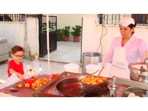 Ege’nin Hamsisi Dizisinin Çocuk Yıldızı Büyük Babaannesi İçin Lokma Dağıttı