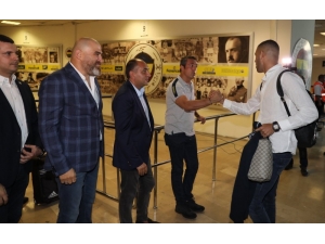 Fenerbahçe’de Futbolcuları Ali Koç Karşıladı