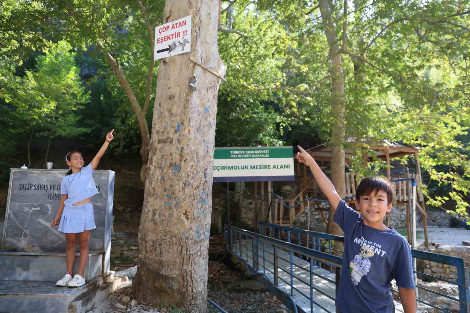 mesire-alanindaki-cop-sorununa-cop-atan-esektir-yazili-tabelayla-tepki