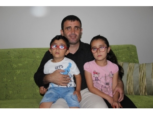 Baba, Görmeyen Gözleri İle Çocuklarının Gözü Oldu