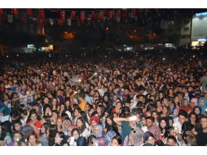 Yusuf Güney Ve Simge Sağın Hayranlarını Coşturdu