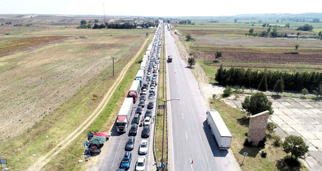 Kapıkule'den Avrupa'ya Çıkışta, Yoğunluk Nedeniyle Trafik Kilitlendi