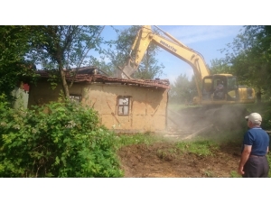 İzmit’te Bina Yıkımı Sürüyor