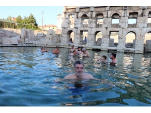 Sanatçılar Yozgat’ın Tanıtımı İçin Tarihi Roma Hamamında Yüzdü