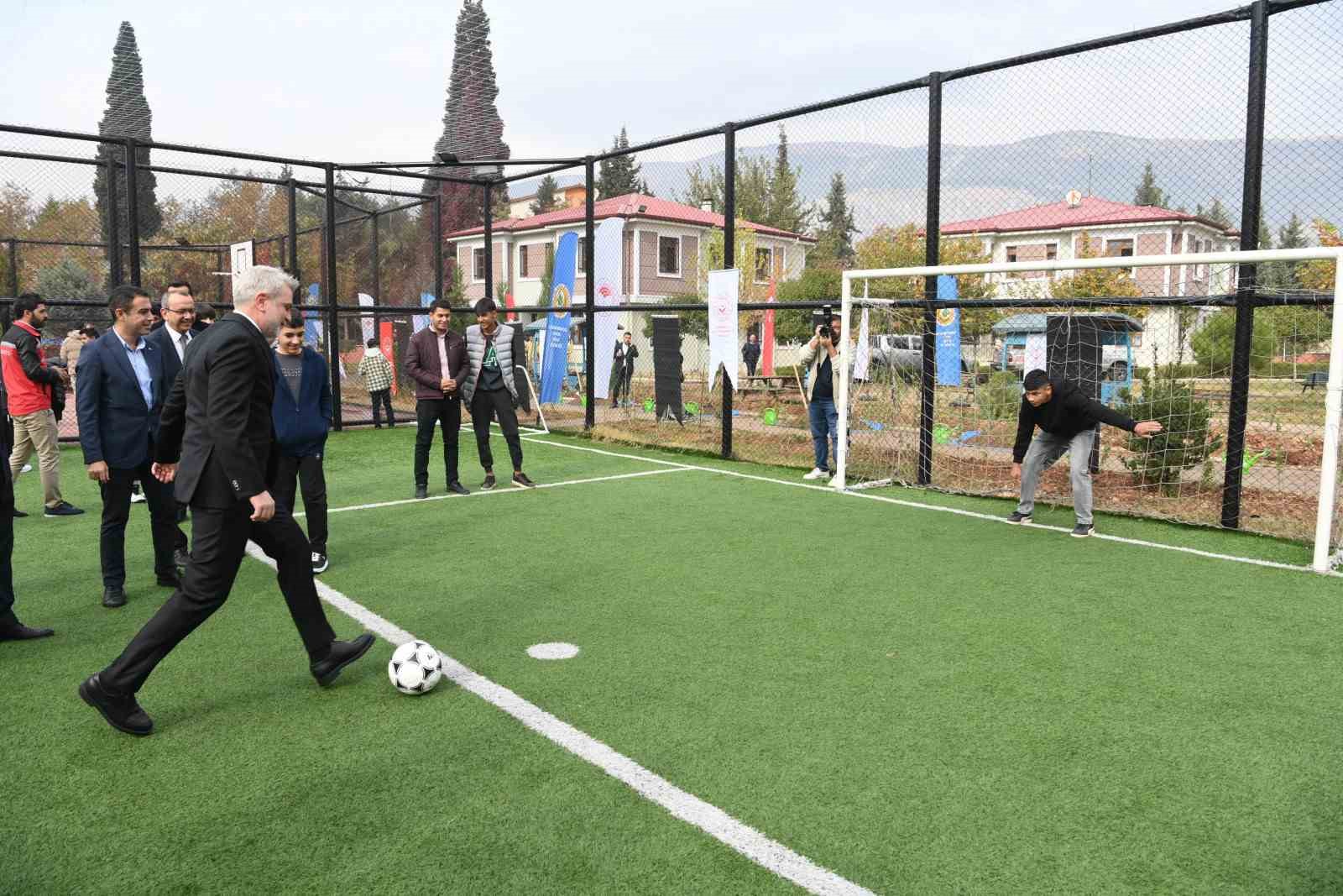 kahramanmaras-in-dort-bir-yani-spor-alanlariyla-donatildi-31-yeni-hali-saha-hizmete-girdi