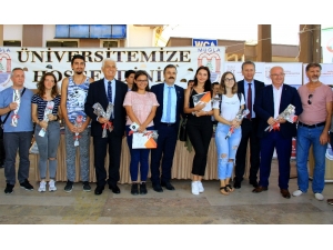 Öğrenciler Karanfillerle Karşılandı