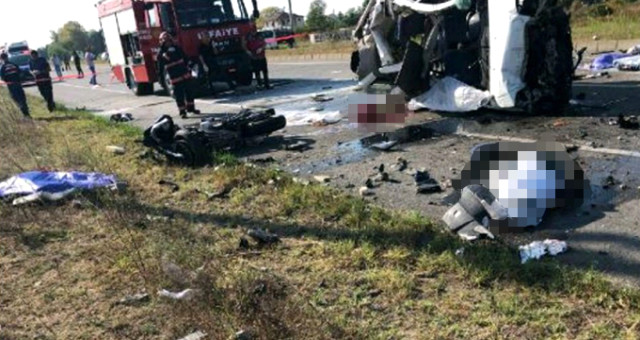 Sakarya'da Katliam Gibi Kaza! Hafif Ticari Araç, Motosikletli Gruba Çarptı: 7 Ölü