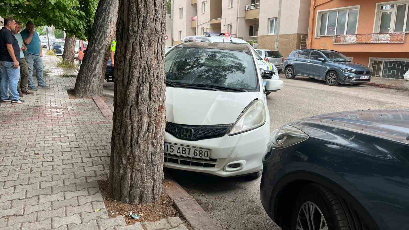 burdur-da-otomobil-agaca-carpti-1-yarali