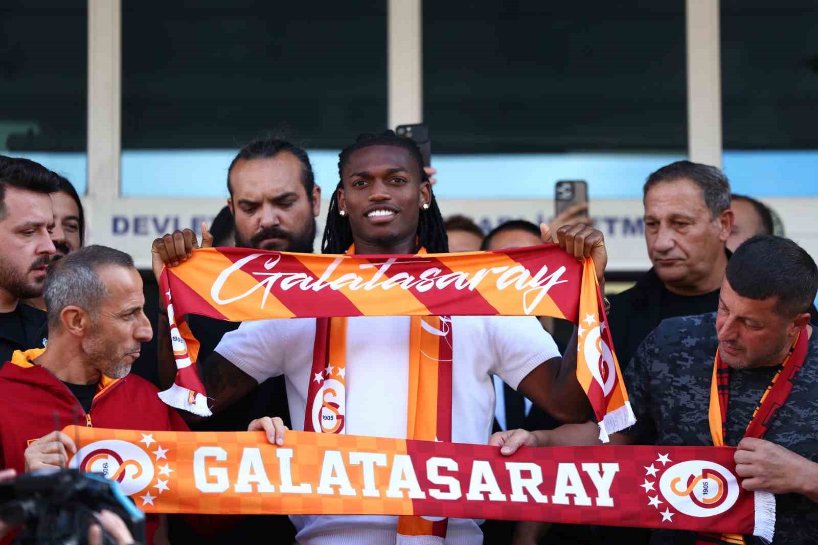 galatasaray-in-yeni-transferi-rafael-leao-istanbul-da