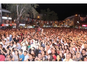 Çivril’de Hande Yener Rüzgarı Esti