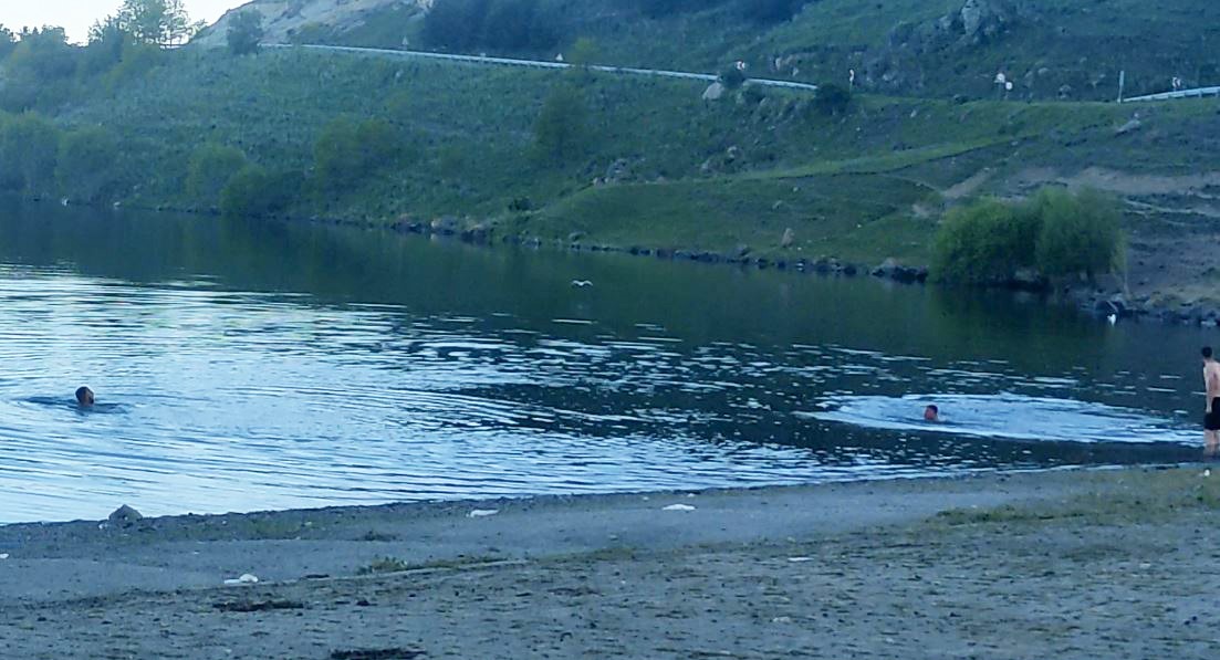 sicaktan-bunalan-gencler-cildir-golu-nde-serinliyor