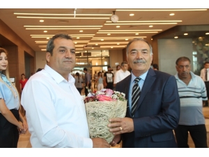 Şehir Hastanesine Hayran Kalan Gurbetçi Çiçekle Teşekküre Geldi