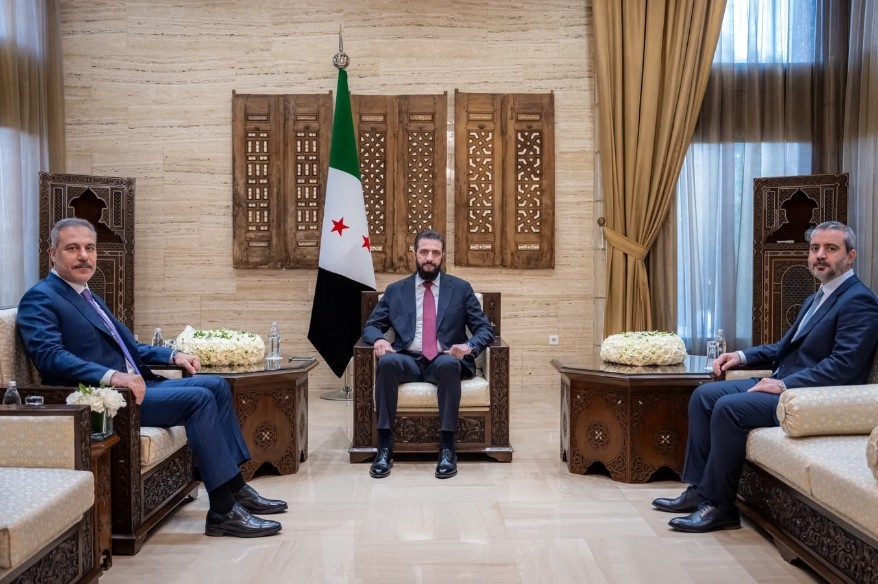 bakan-fidan-suriye-devlet-bakani-es-sara-ile-gorustu