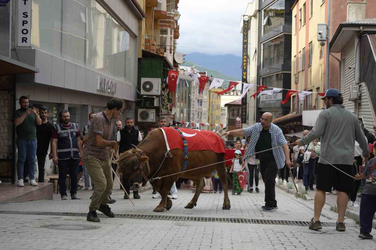kafkasor-festivali-bogali-kortej-yuruyusuyle-basladi