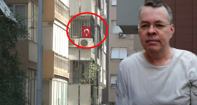 Abd'li Rahip Brunson'un, Ev Hapsinde Bulunduğu Dairesine Türk Bayrağı Asıldı