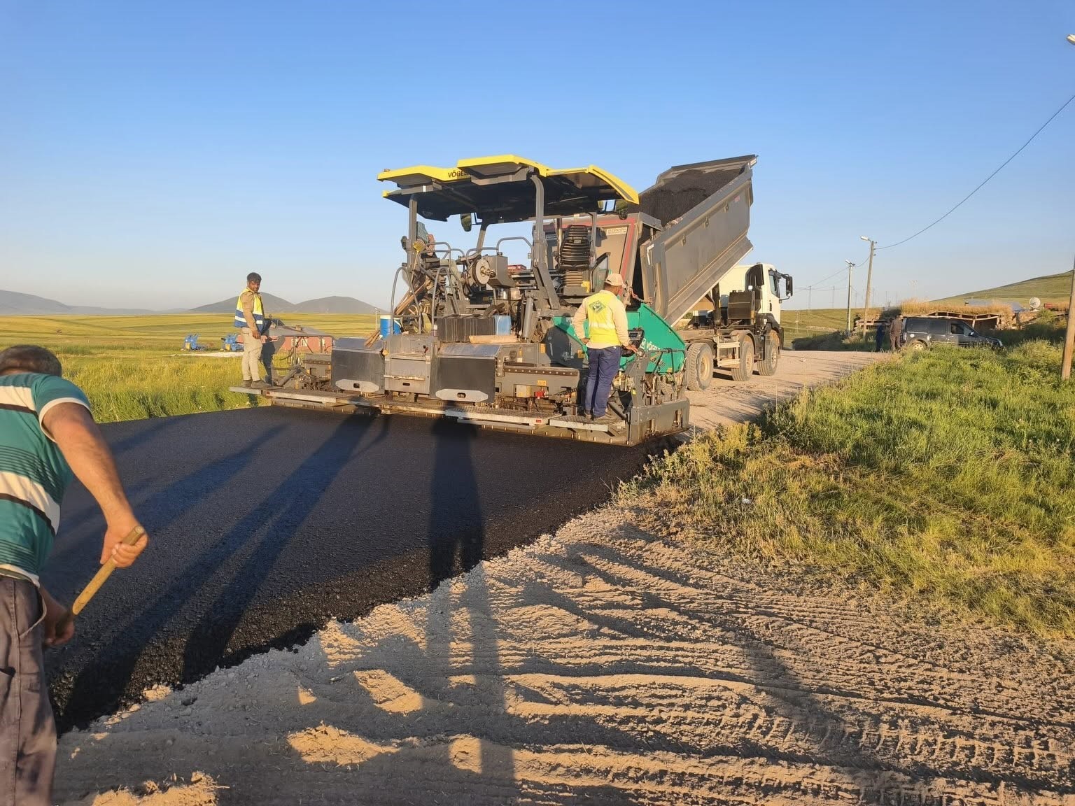 kars-ta-koy-yollarinda-ulasim-hamlesi-bsk-ve-beton-yol-calismalari-araliksiz-suruyor