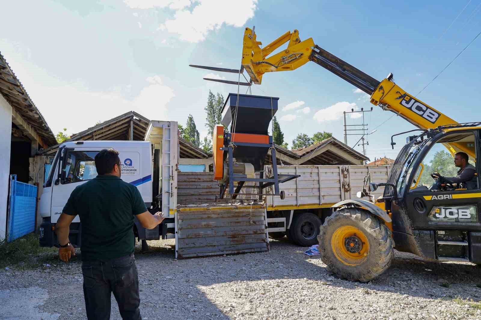 buyuksehir-den-ureticiye-yem-ezme-makinesi-destegi