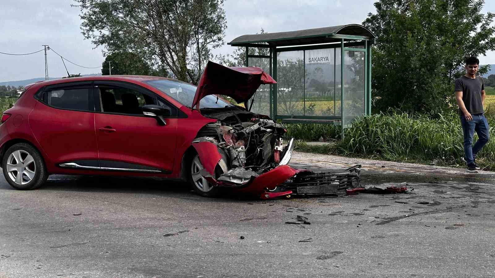 sakarya-da-otomobiller-kafa-kafaya-carpisti-kazada-yaralanan-olmadi