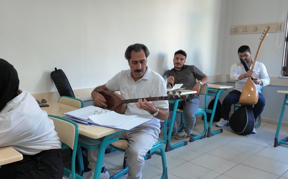 kaymek-siir-atolyesi-kursu-nda-gelenekten-gelecege-sazli-sozlu-yolculuk