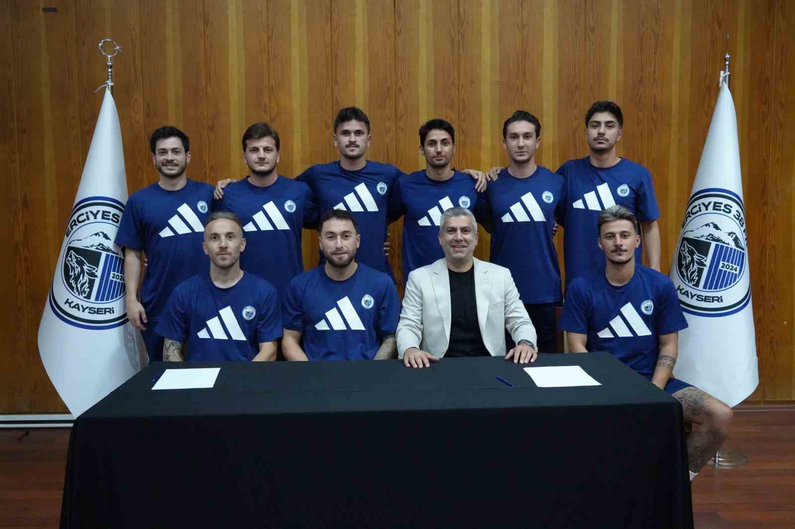 erciyes-38-fk-dan-bolu-kampinda-11-yeni-transferi-icin-imza-toreni