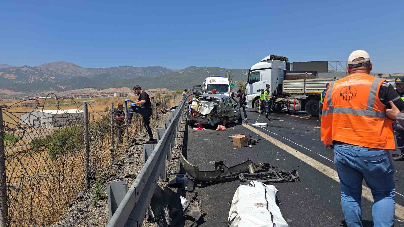 tag-otoyolu-nda-4-aracin-karistigi-zincirleme-kaza-anne-ve-3-yasindaki-oglu-oldu