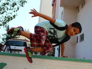 Kalbini Sırt Çantasında Taşıyor