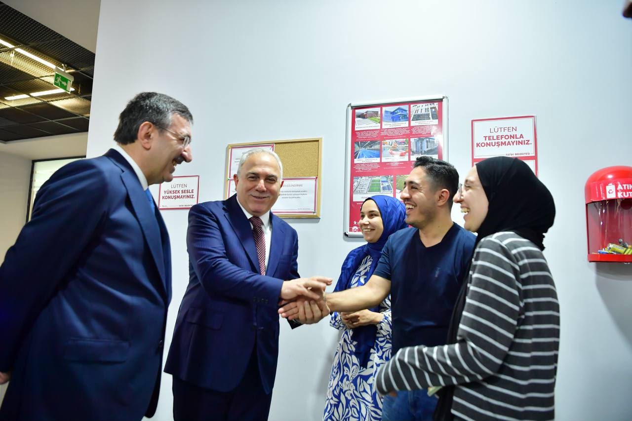 cumhurbaskani-yardimcisi-cevdet-yilmaz-fatih-merkez-kutuphanesi-ni-ziyaret-etti