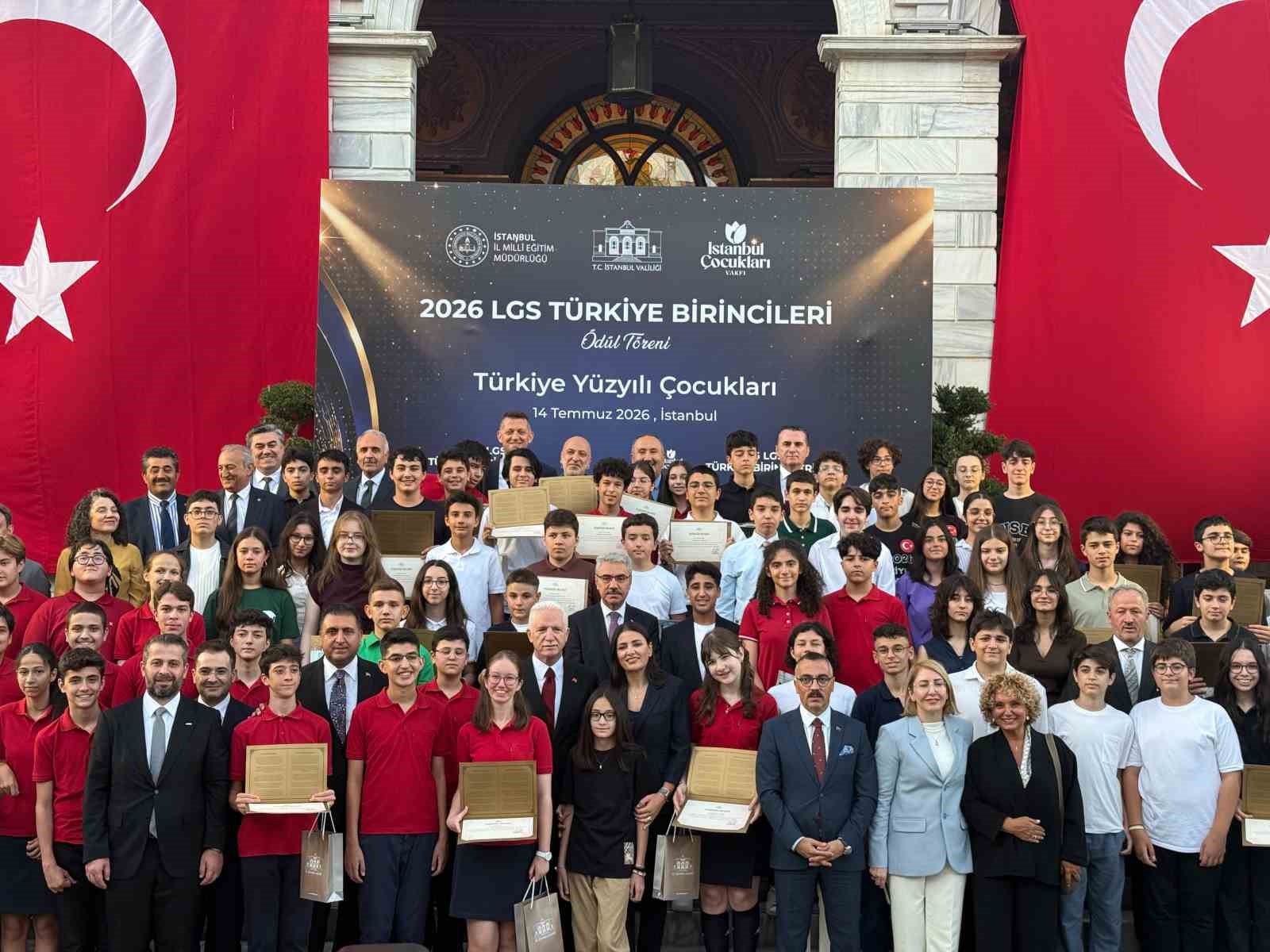 istanbul-valisi-gul-lgs-de-tam-puan-alan-ogrencilerle-bir-araya-geldi