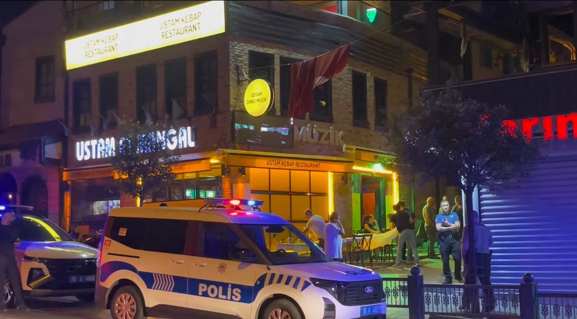 polisin-yaninda-bile-durmadilar-tarihi-arapsukru-sokagi-nda-kavga-kamerada