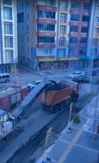 karayollari-ekipleri-kars-ta-sehir-ici-yollarda-asfalt-seferberligi-baslatti