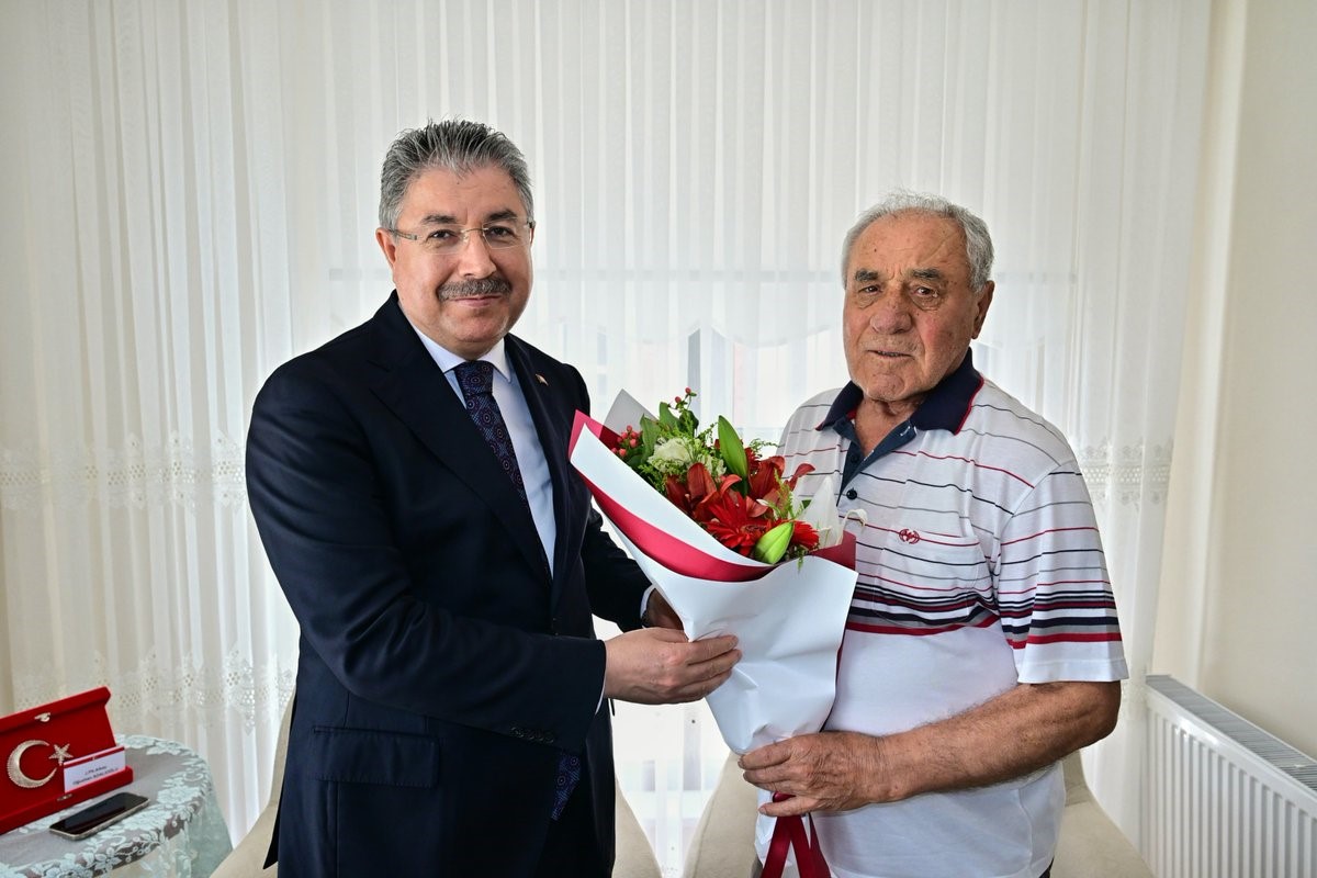vali-yilmaz-babalar-gunu-nde-sehit-ailesini-ziyaret-etti