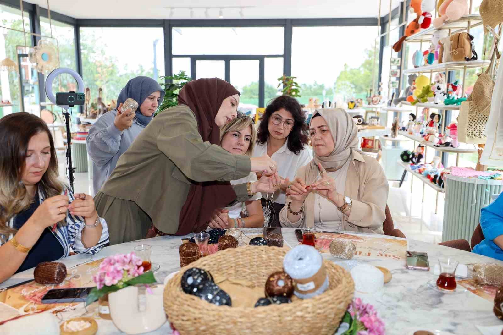 basiskele-de-kadinlar-en-trend-aksesuari-uretiyor