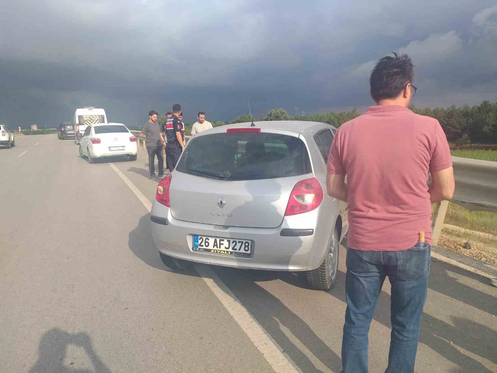 bilecik-te-otomobil-bariyere-carpti-1-yarali