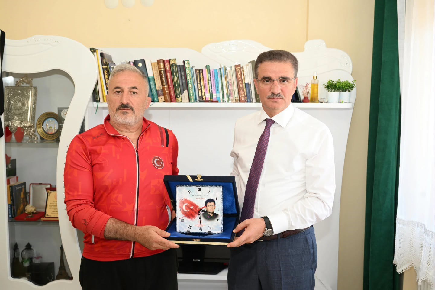 erzurum-valisi-aydin-barus-tan-ispir-de-anlamli-ziyaret-sehit-ailesi-ve-gaziye-vefa