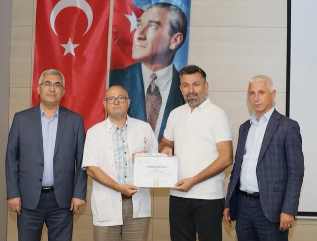 kutahya-sehir-hastanesi-nden-tibbi-sekreter-ishak-orman-a-tesekkur-belgesi