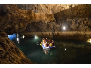 Altınbeşik Mağarası Ziyaretçilerini Büyülüyor