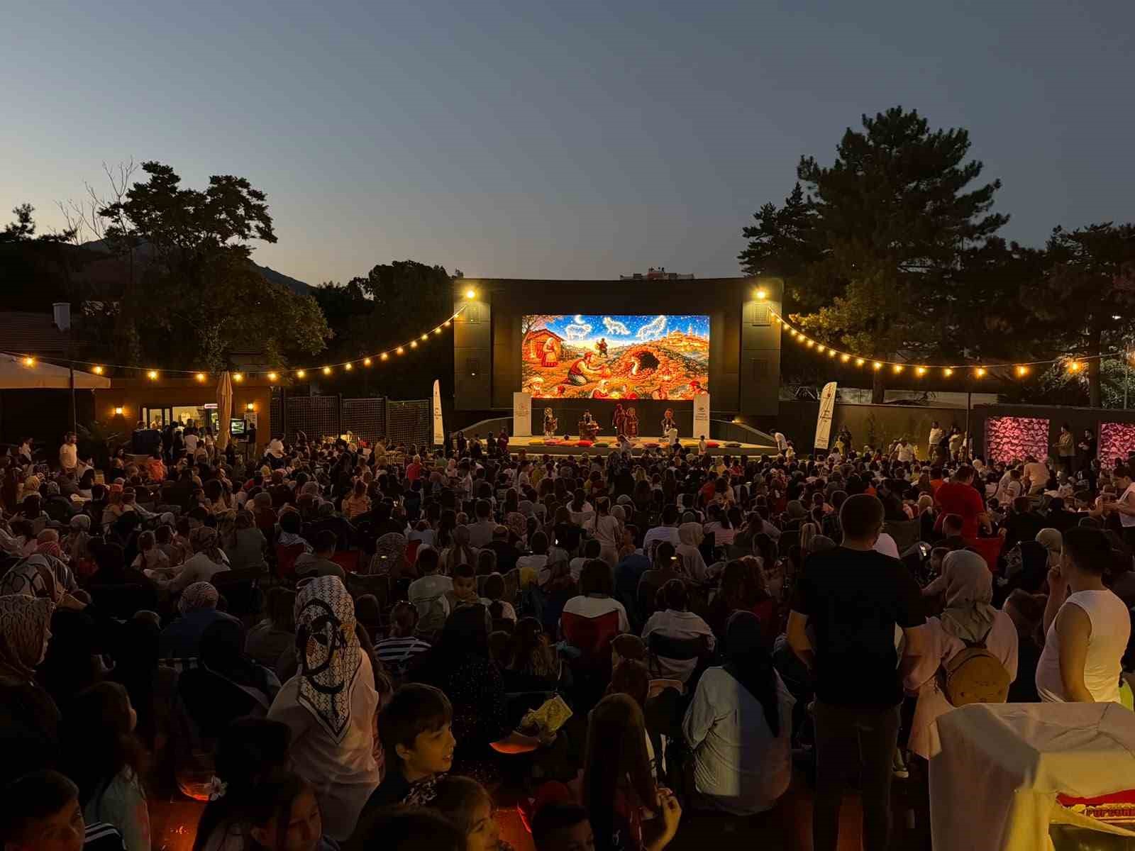 karabuk-te-cocuklar-masal-aksami-nda-bulustu