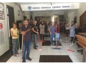 Okul Müdürü Ve Öğretmenler Okul Temizliği Yaptı