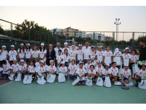 Toroslar’da Tenis Turnuvasının Ödülleri Sahiplerini Buldu