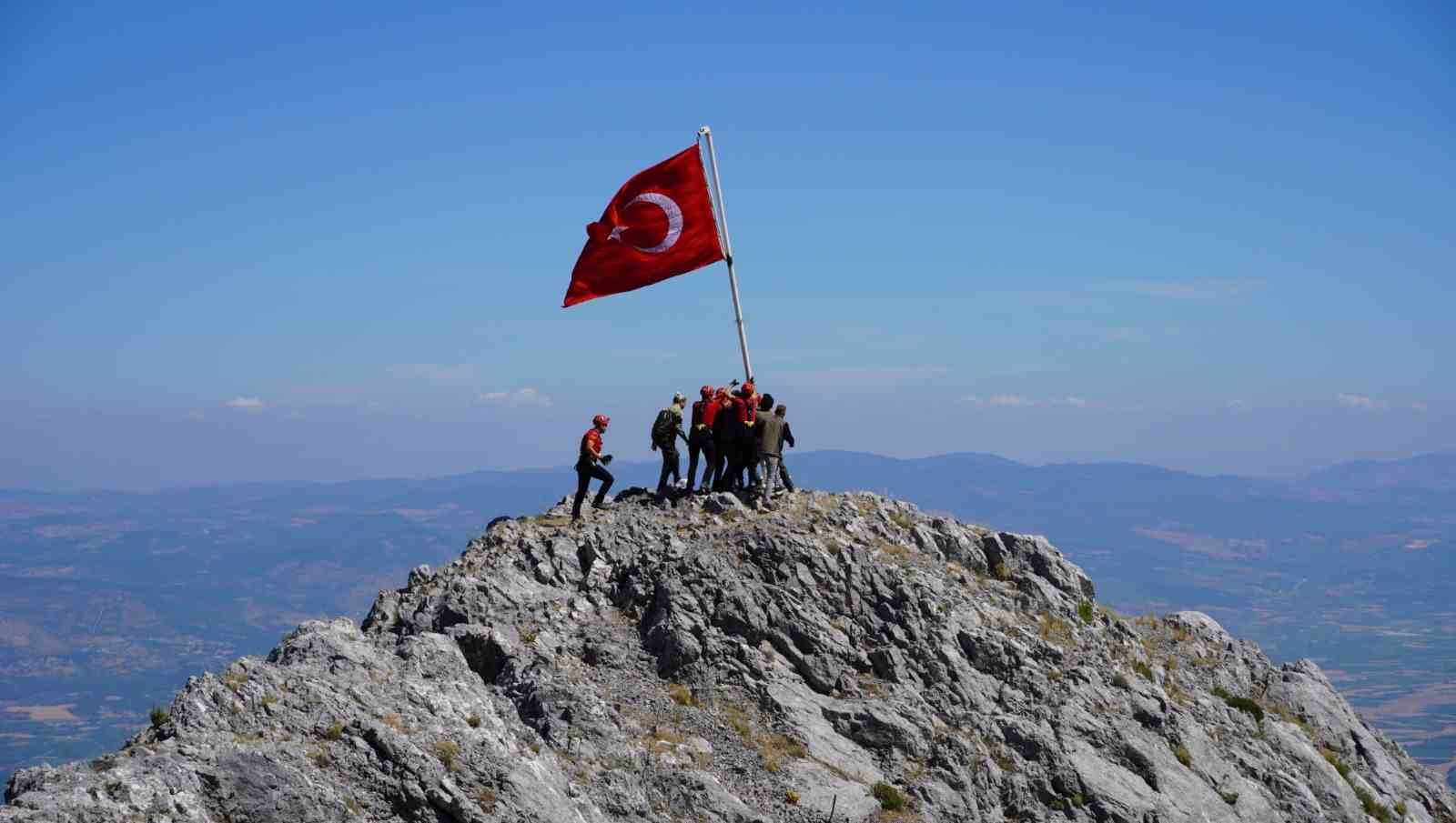 spil-in-zirvesindeki-15-temmuz-toreninde-gaziler-turk-bayragini-gondere-cekti