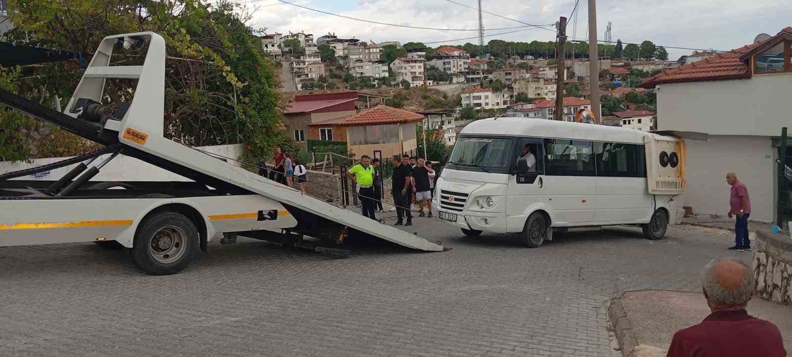 yatagan-da-minibus-garaja-carpti-4-ogrenci-yaralandi