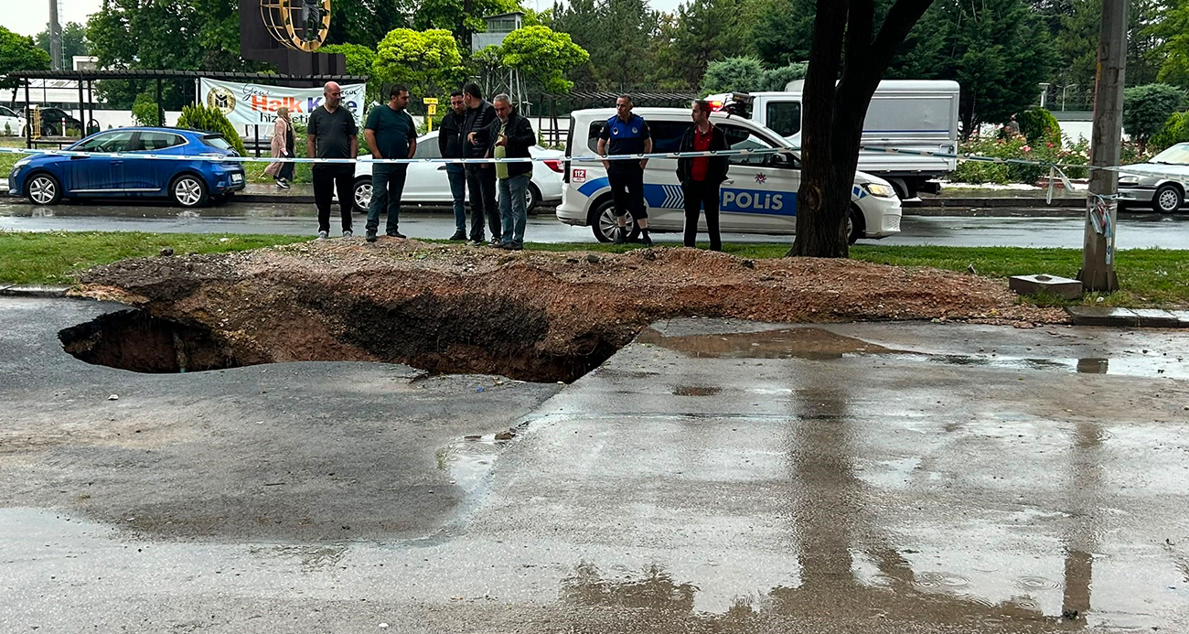 ankara-da-saganak-sonrasi-yolda-cokme-meydana-geldi