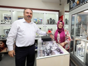 Zabıta, Esnafa Karanfil Dağıttı