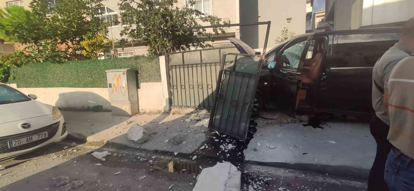 arnavutkoy-de-kontrolden-cikan-vip-minibus-binanin-bahcesine-daldi