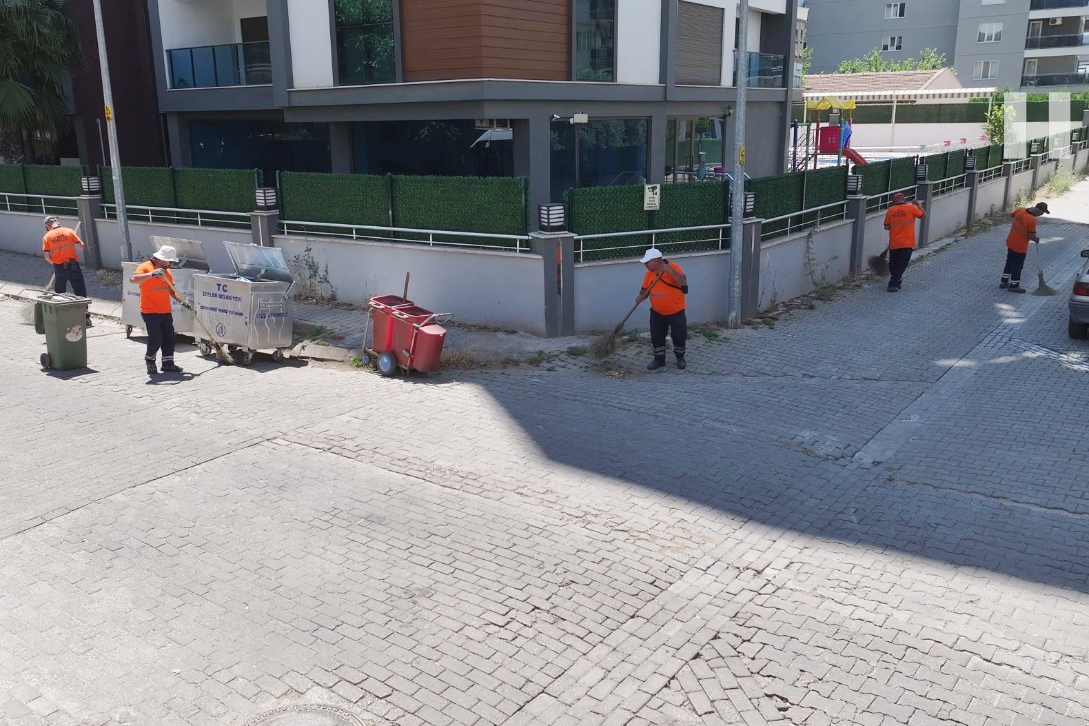 efeler-belediyesi-temizlik-isleri-mudurlugu-calismalarini-surduruyor