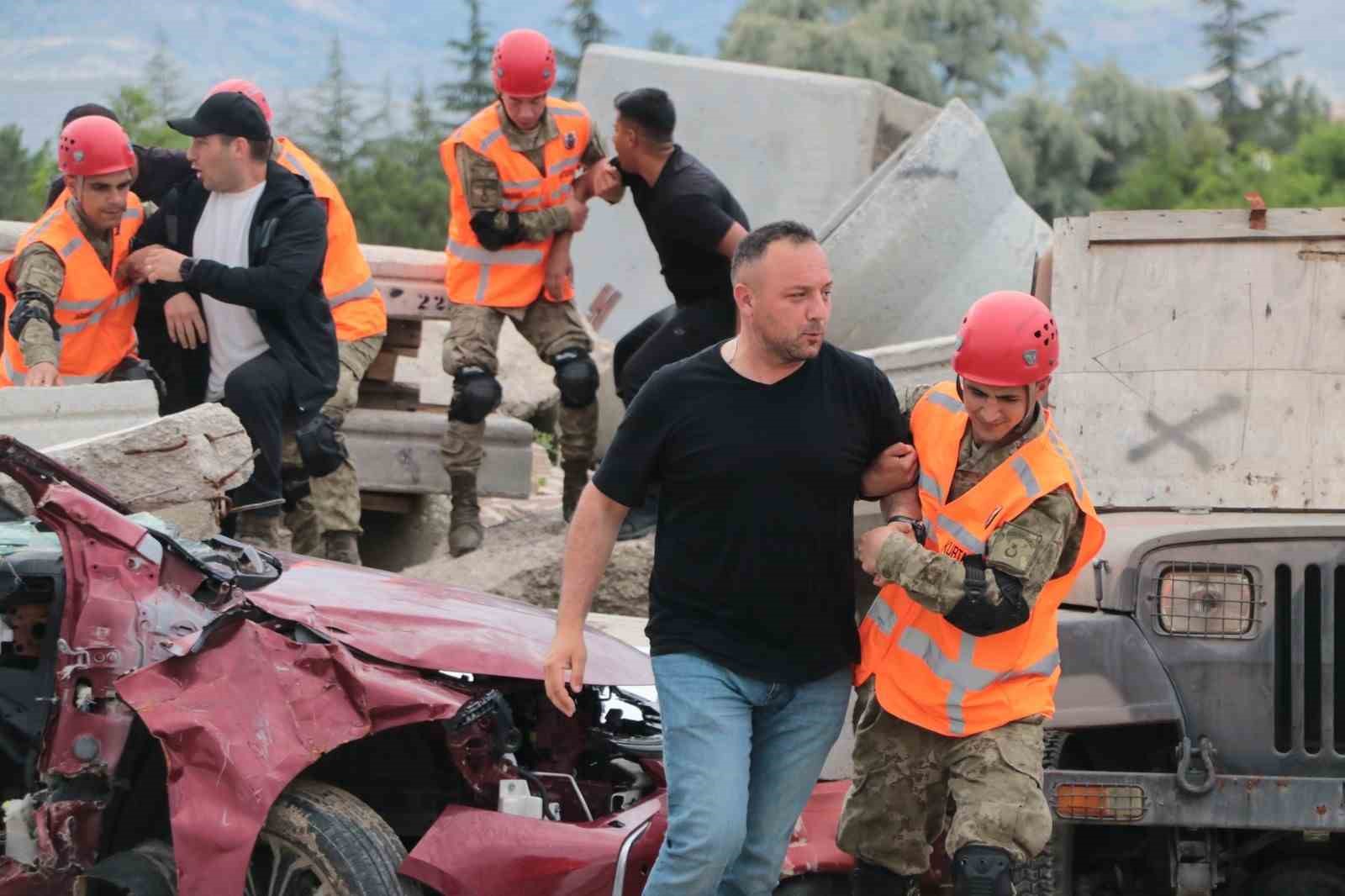 tsk-dan-insani-yardim-tatbikati-2026-da-gercegini-aratmayan-deprem-senaryosu