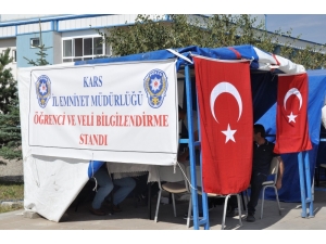 Kars’ta Polis Üniversite Öğrencilerini Bilgilendiriyor